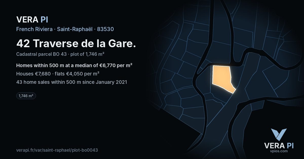 42 Traverse de la Gare, Saint-Raphaël at night – the plot lit, the parcels around coloured by the prices near them