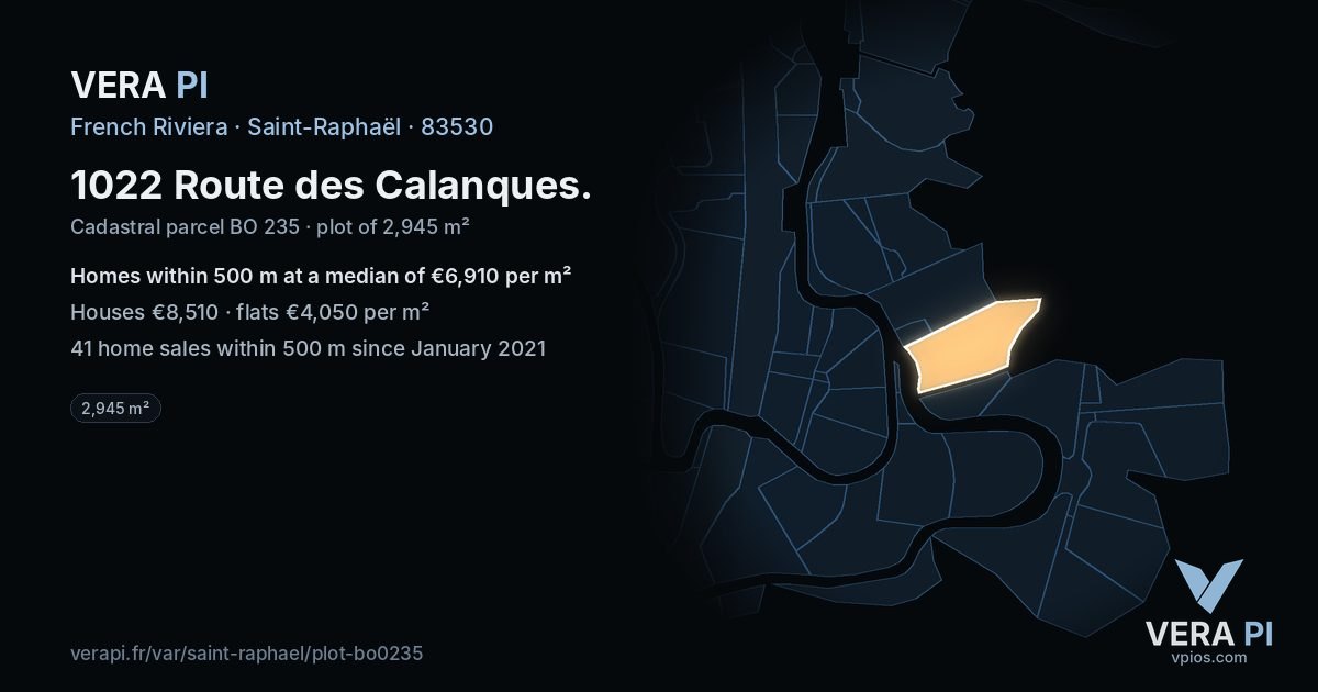 1022 Route des Calanques, Saint-Raphaël at night – the plot lit, the parcels around coloured by the prices near them