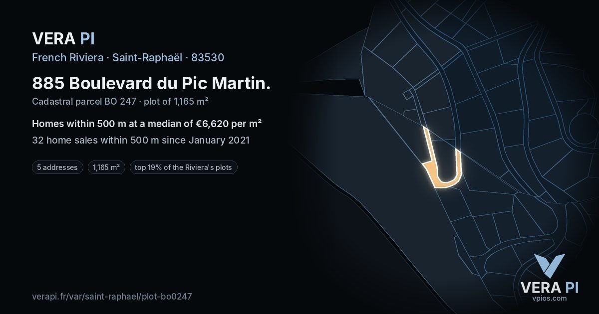 885 Boulevard du Pic Martin, Saint-Raphaël at night – the plot lit, the parcels around coloured by the prices near them