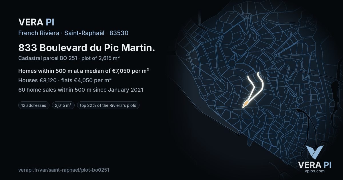 833 Boulevard du Pic Martin, Saint-Raphaël at night – the plot lit, the parcels around coloured by the prices near them