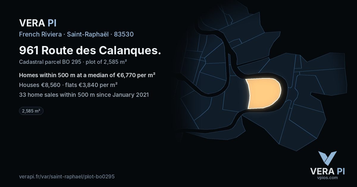 961 Route des Calanques, Saint-Raphaël at night – the plot lit, the parcels around coloured by the prices near them