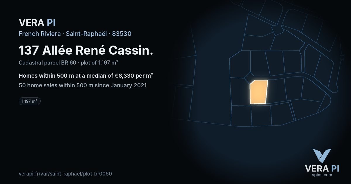 137 Allée René Cassin, Saint-Raphaël at night – the plot lit, the parcels around coloured by the prices near them