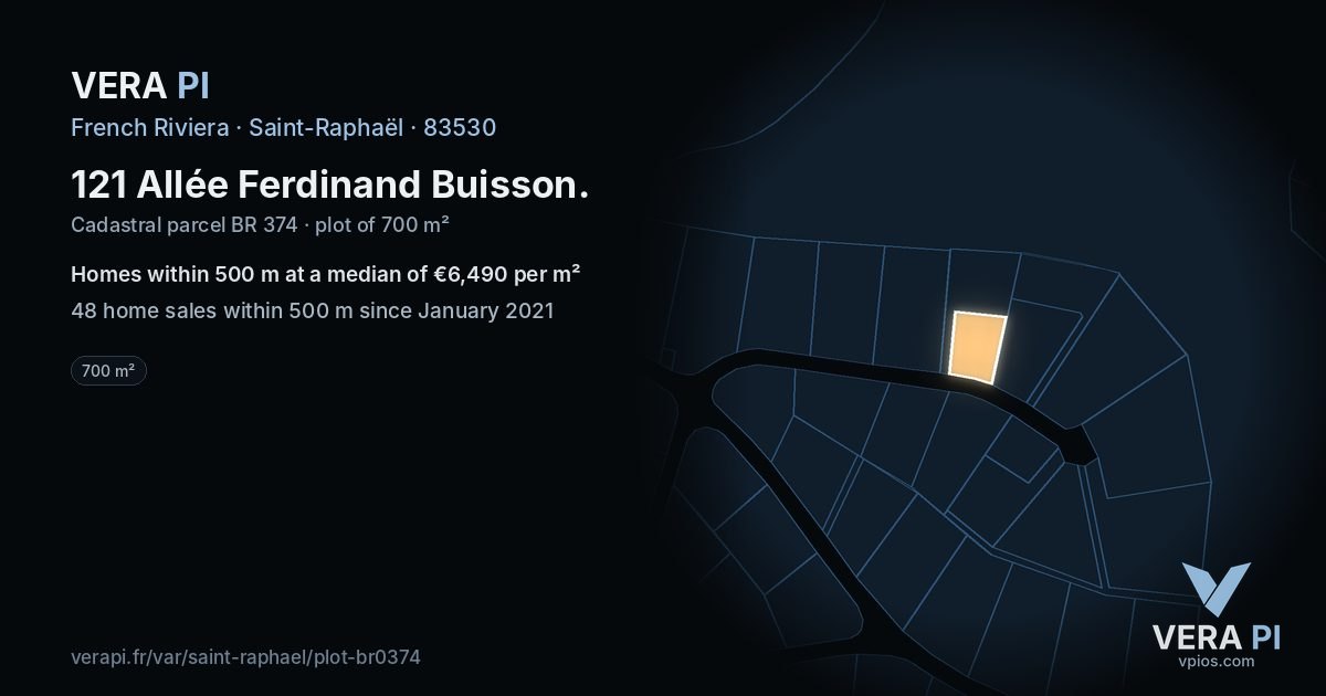 121 Allée Ferdinand Buisson, Saint-Raphaël at night – the plot lit, the parcels around coloured by the prices near them