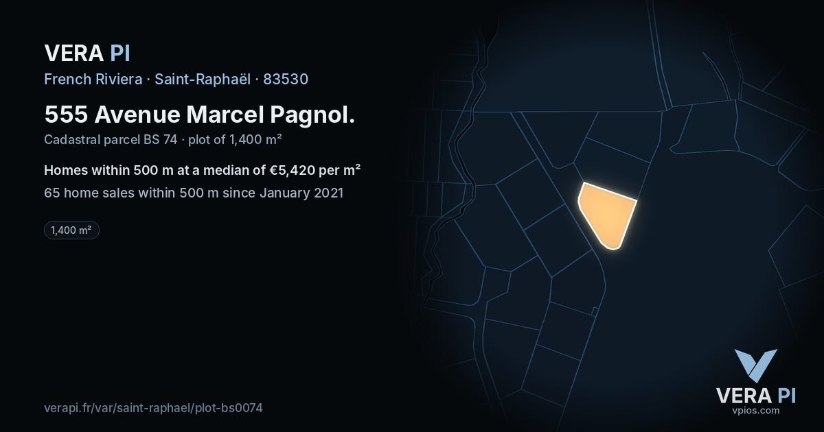 555 Avenue Marcel Pagnol, Saint-Raphaël at night – the plot lit, the parcels around coloured by the prices near them