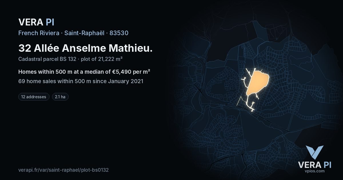32 Allée Anselme Mathieu, Saint-Raphaël at night – the plot lit, the parcels around coloured by the prices near them
