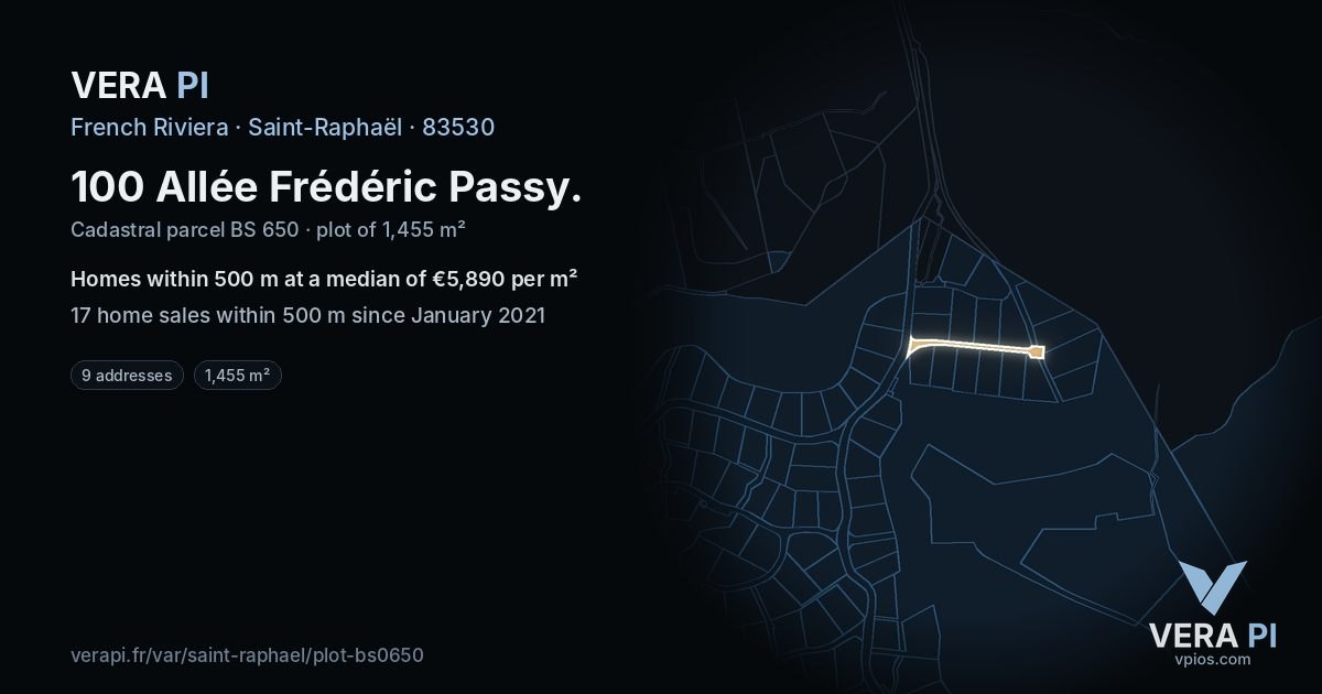 100 Allée Frédéric Passy, Saint-Raphaël at night – the plot lit, the parcels around coloured by the prices near them