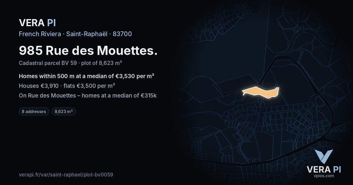 985 Rue des Mouettes, Saint-Raphaël at night – the plot lit, the parcels around coloured by the prices near them