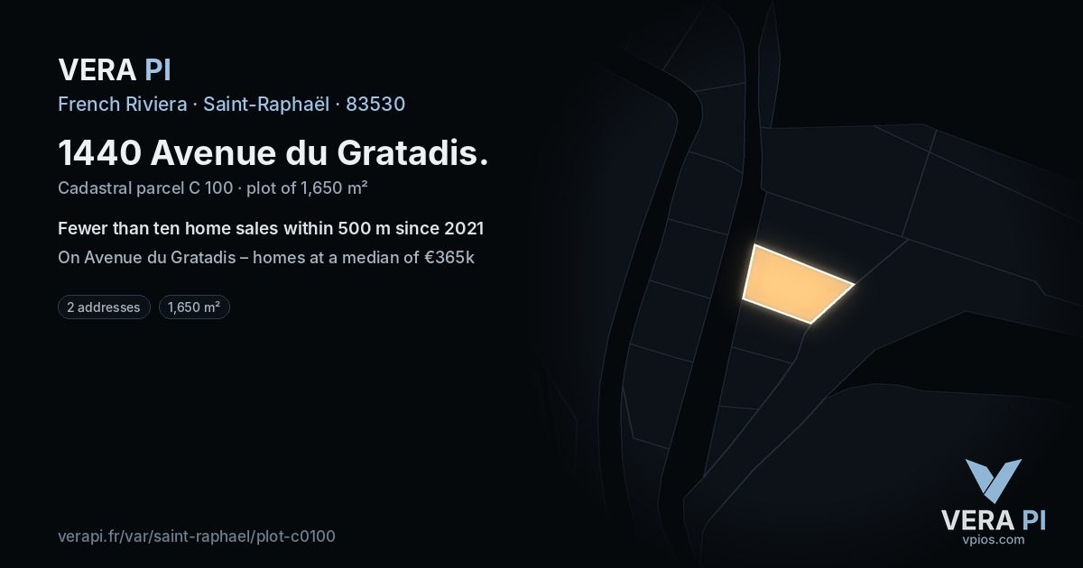 1440 Avenue du Gratadis, Saint-Raphaël at night – the plot lit, the parcels around coloured by the prices near them