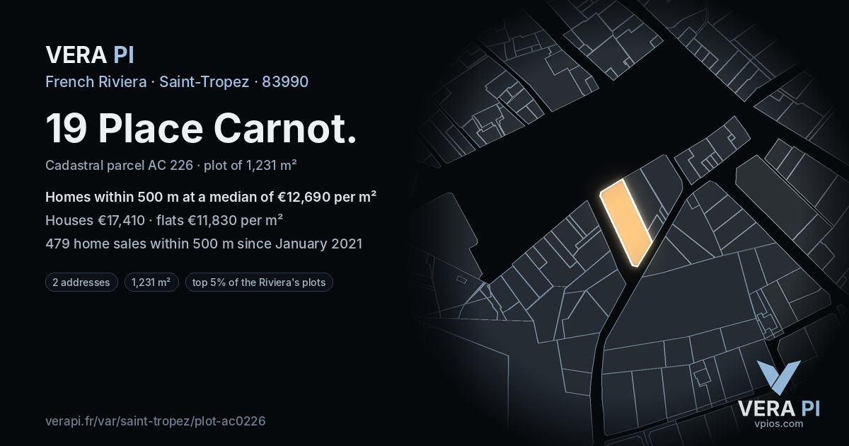 19 Place Carnot, Saint-Tropez at night – the plot lit, the parcels around coloured by the prices near them