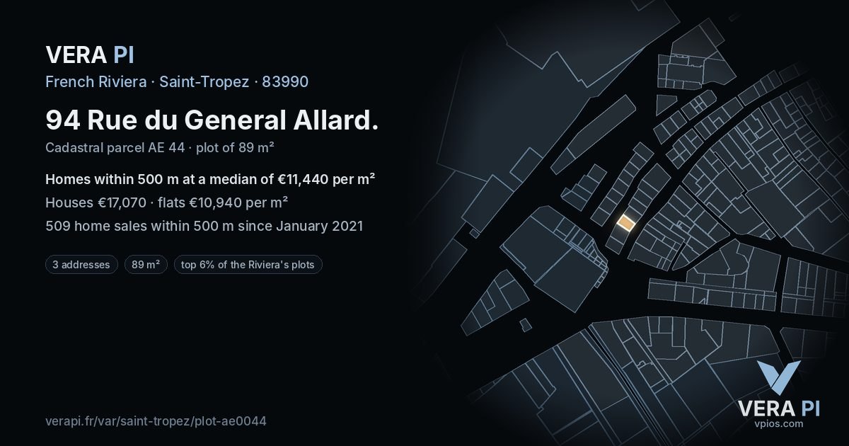 94 Rue du General Allard, Saint-Tropez at night – the plot lit, the parcels around coloured by the prices near them
