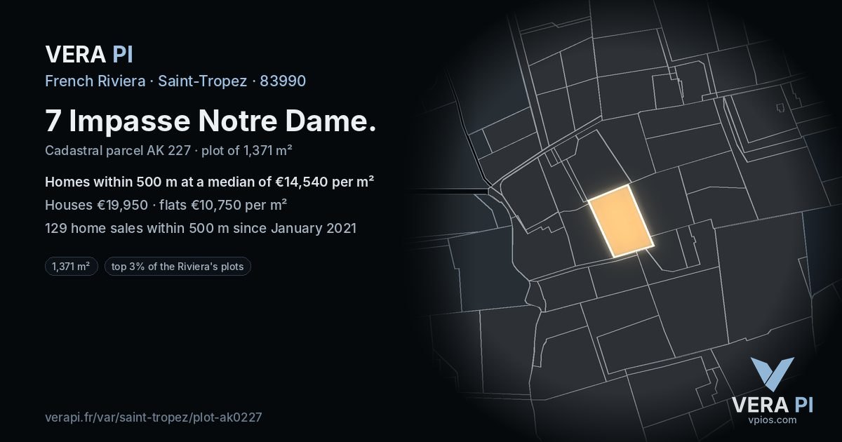 7 Impasse Notre Dame, Saint-Tropez at night – the plot lit, the parcels around coloured by the prices near them