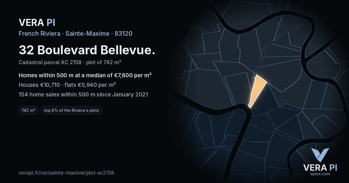 32 Boulevard Bellevue, Sainte-Maxime at night – the plot lit, the parcels around coloured by the prices near them