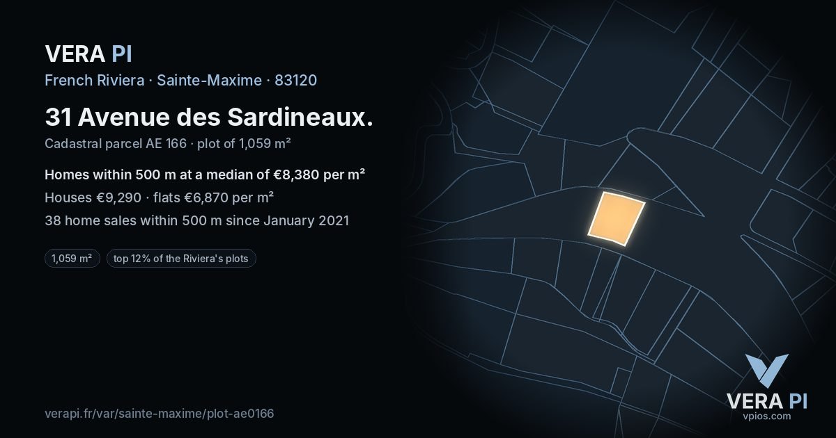 31 Avenue des Sardineaux, Sainte-Maxime at night – the plot lit, the parcels around coloured by the prices near them