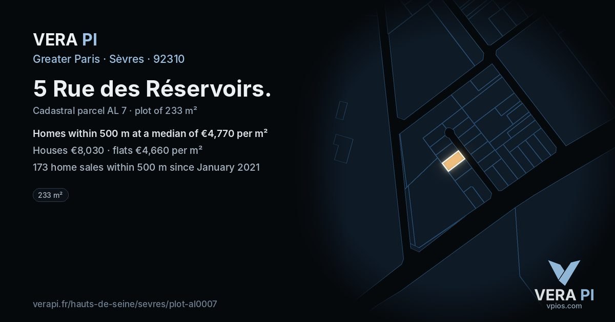 5 Rue des Réservoirs, Sèvres at night – the plot lit, the parcels around coloured by the prices near them