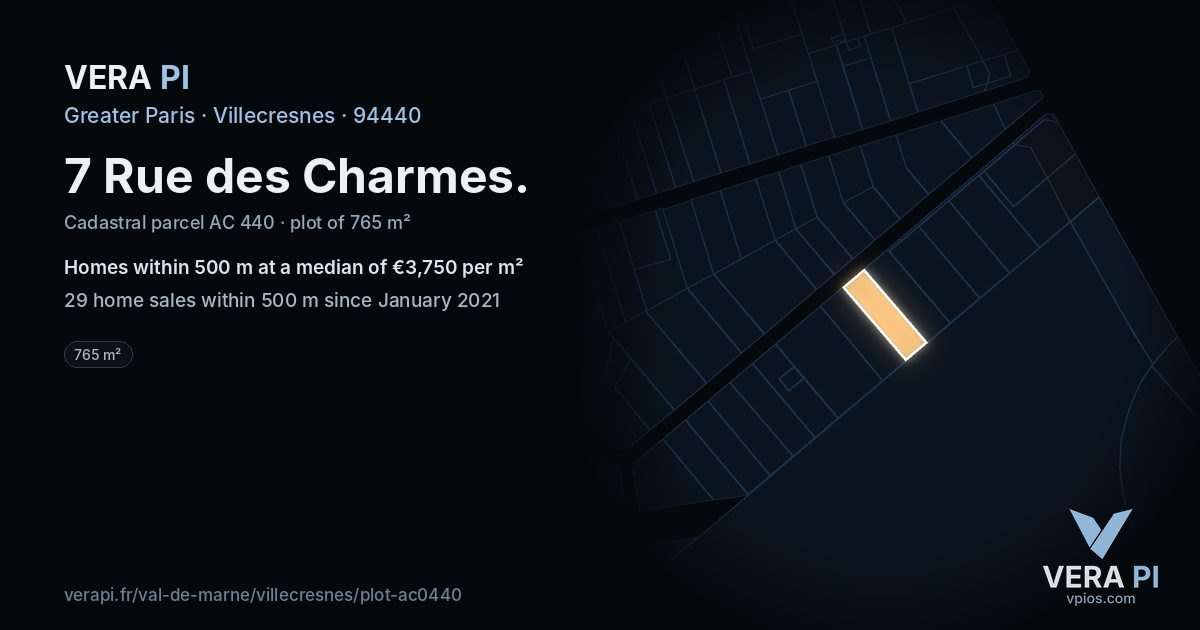 7 Rue des Charmes, Villecresnes at night – the plot lit, the parcels around coloured by the prices near them