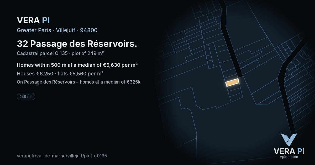 32 Passage des Réservoirs, Villejuif at night – the plot lit, the parcels around coloured by the prices near them