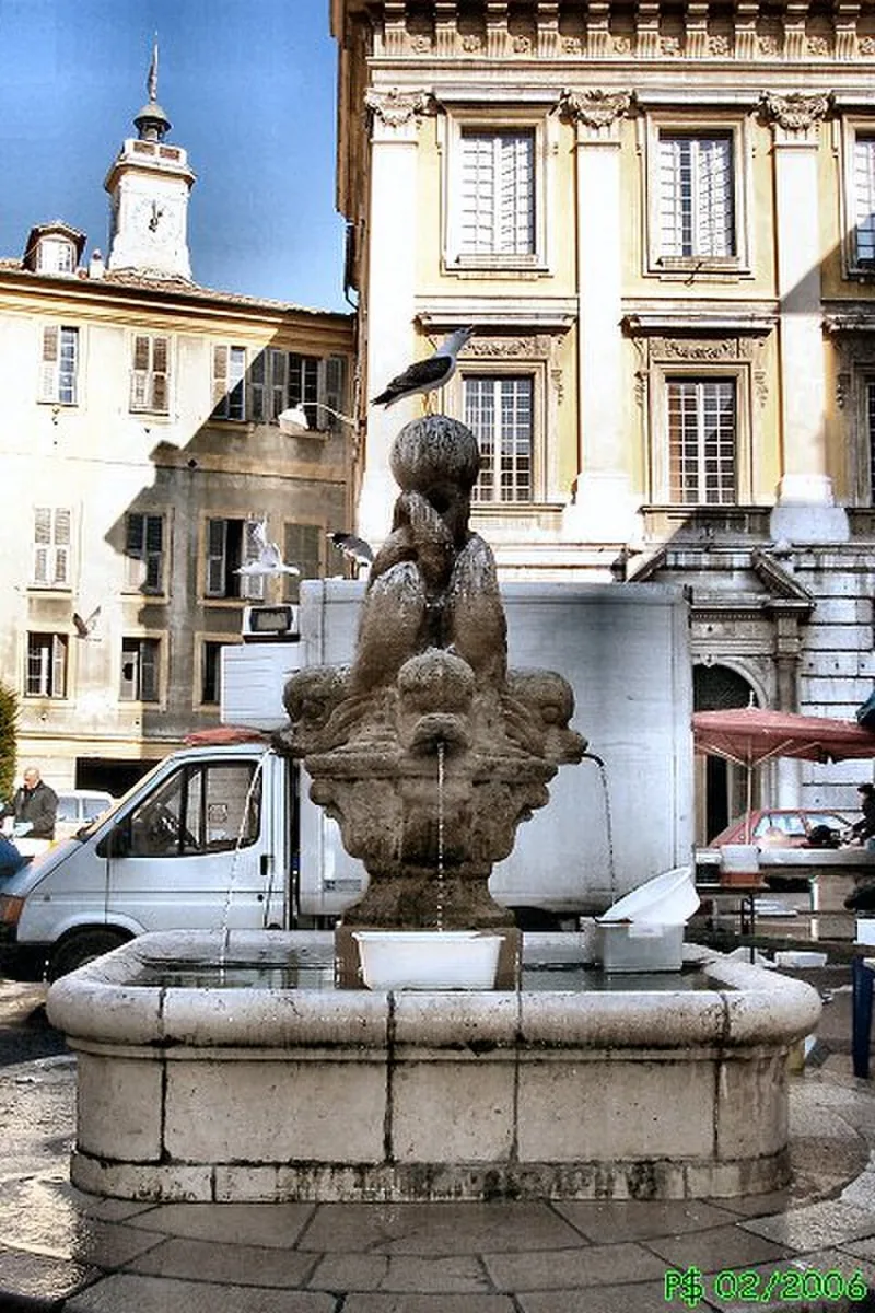 fontaine aux Dauphins
